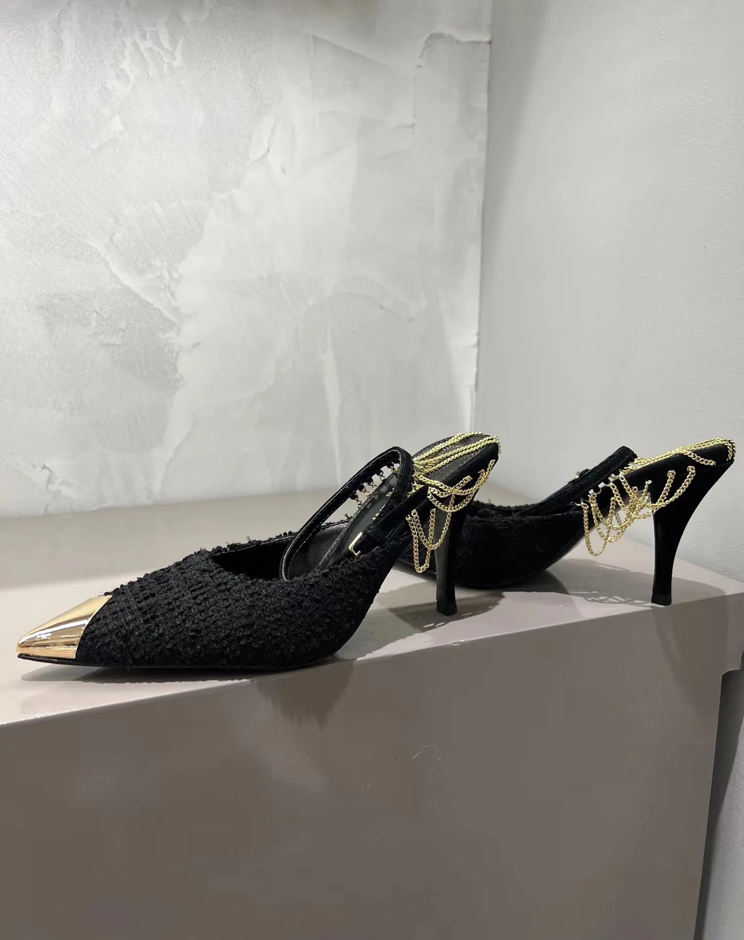 👟👟Ex-factory price 480👟👟 YSL Saint Laurent's new beautiful chain metal pointed-toe high heels. Original purchase. Really a stunner for women. Material: Customized woolen/imported Yangjing upper, original hardware molding, foot pad sheepskin, Italian genuine leather outsole. Heel height: 9cm. Available in two colors: silver chain and gold chain. Sizes: 35–39 (40 is custom-made and non-refundable)
